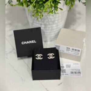 CHANEL 24K Small CC stud earrings with crystals